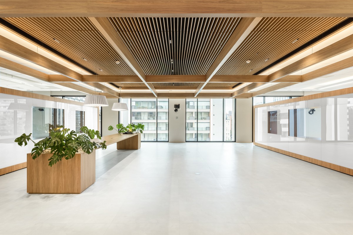 Interior de pavimento corporativo do Auri, com acabamentos e áreas integradas